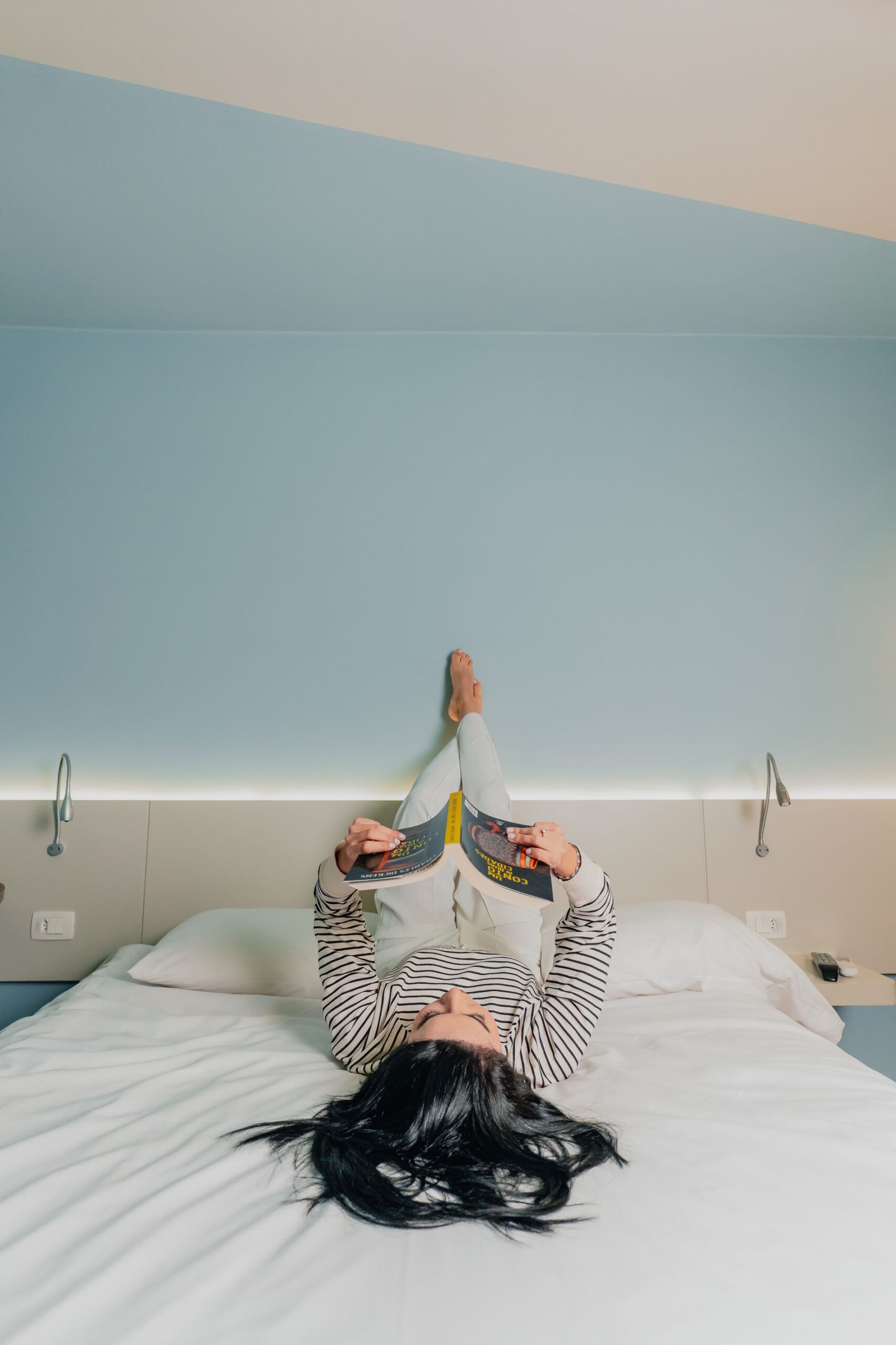 Quarto de hotel ambientado com modelo